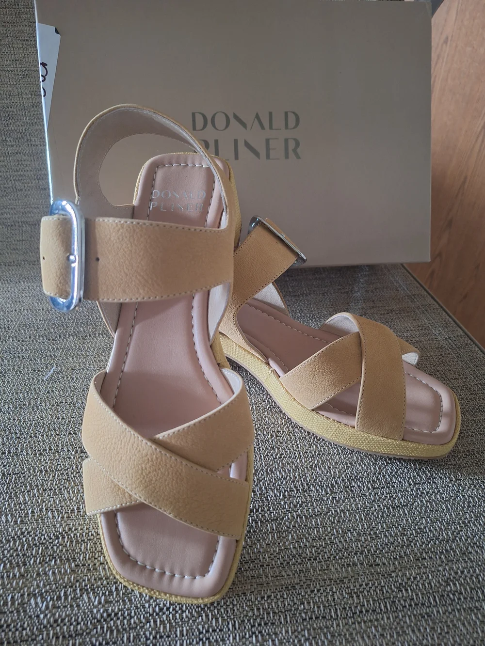 NIB Donald J. Pliner Women's Tan Buckle Sandal Size 6